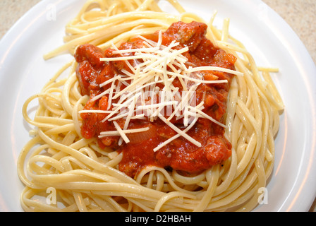 Linguine mit Sauce und Parmesan Stockfoto