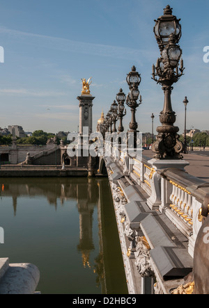 Pont Alexandre III Brücke in Richtung Les Invalides in Paris, Frankreich Stockfoto