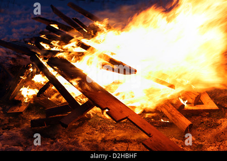 Strahlende Dorf, Deutschland, brennendes Holz Lagerfeuer Stockfoto