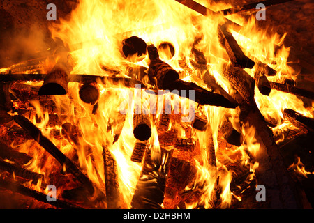 Strahlende Dorf, Deutschland, brennende Maschinenbordbücher Lagerfeuer Stockfoto