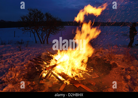 Strahlende Dorf, Deutschland, Funken fliegen um das Lagerfeuer Stockfoto