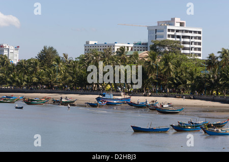 Angeln dories am Ufer, Vung Tau, Vietnam Stockfoto