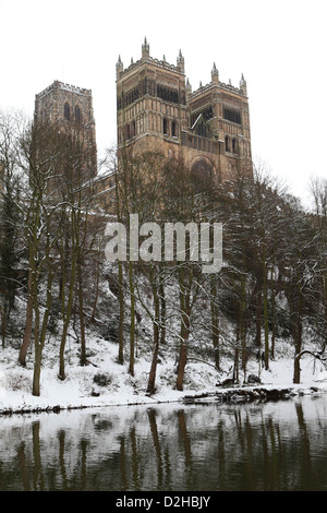Kathedrale von Durham an einem verschneiten Tag in Durham, England. Stockfoto