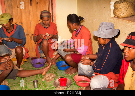 Madagaskar, Ambalavao, Soalandy Seide Workshop, Arbeiter entwirren und Spinnen Rohseide Stockfoto