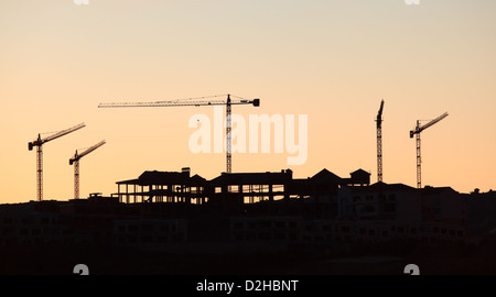Kran auf einer Baustelle am Abend Stockfoto