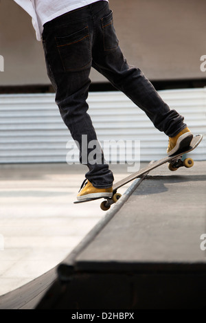 Jungen Skater in einem städtischen Umfeld. Stockfoto