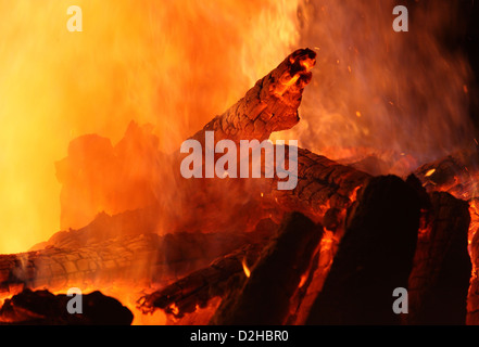 Wandlitz, Deutschland, brennende Maschinenbordbücher im Kamin Stockfoto