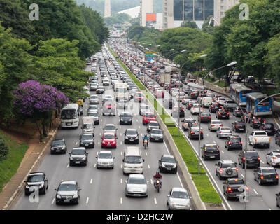 Sao Paulo, Brasilien. 24 Jan, 2013. Der Stadt Sao Paulo feiert, am 25. Januar seine 459th Jubiläum. Starker Verkehr ist auf den Hauptstrecken verbunden mit dem Innenraum des Staates Sao Paulo erwartet vor und während der Urlaub in der Stadt. Die Avenida Vinte e Tres de Maio ist voll mit Fahrzeugen am Tag vor Sao Paulo City 459th Jahre Jubiläum. Credit: Andre M. Chang/Alamy leben Nachrichten Stockfoto