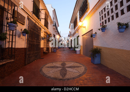 Straße in der Altstadt von Estepona, Costa Del Sol, Andalusien, Spanien Stockfoto