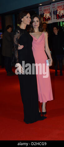 24. Januar 2013: Minnie Driver und Rose Byrne besucht die Europäische Premiere von "ich geben es ein Jahr" im Londoner Leicester Square, London, UK Stockfoto