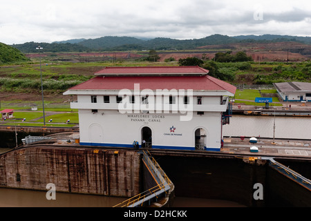 Miraflores Locks Kontrollgebäude Stockfoto