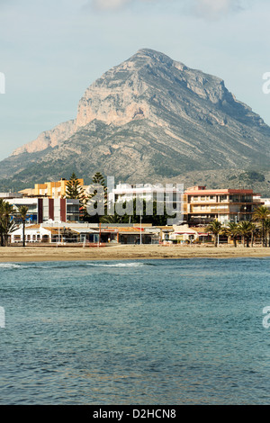 Blick auf den Montgo vom Arenal Strand, Javea, Spanien Stockfoto
