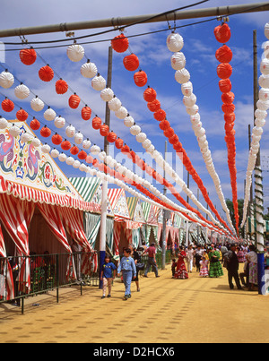 Bunte Casetas auf der Feria de Abril de Sevilla (Sevilla April Fair), Sevilla, Provinz Sevilla, Andalusien, Spanien Stockfoto