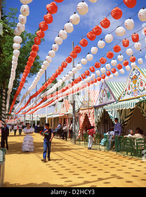 Bunte Casetas auf der Feria de Abril de Sevilla (Sevilla April Fair), Sevilla, Provinz Sevilla, Andalusien, Spanien Stockfoto