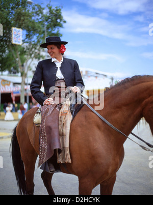 Frau auf dem Pferderücken auf der Feria de Abril de Sevilla (Sevilla April Fair), Sevilla, Provinz Sevilla, Andalusien, Spanien Stockfoto