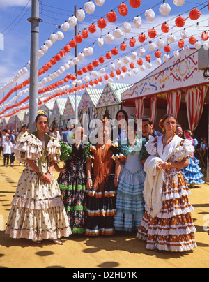 Junge Frauen im Flamenco Kleid auf der Feria de Abril de Sevilla (Sevilla April Fair), Sevilla, Provinz Sevilla, Andalusien, Spanien Stockfoto