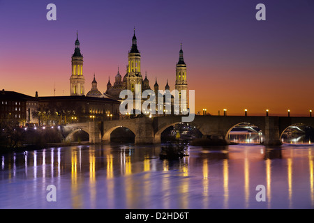 Basilika "El PIlar" Ameise die römische Brücke über den Fluss Ebro in der Abenddämmerung. Zaragoza.Spain. Stockfoto