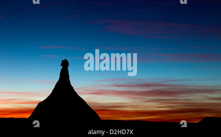 Silhouette einer erodierten Form in "Las Bardenas Reales" Wüste (Navarra, Spanien) Stockfoto