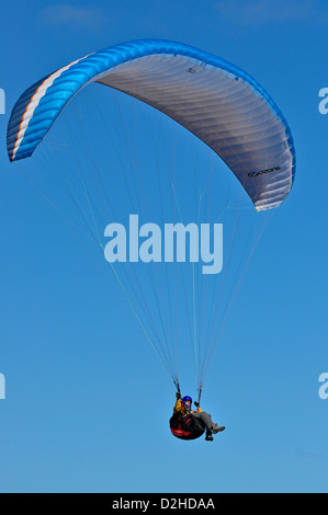 Mann, parasailing über einen Strand auf der Great Ocean Road in der Nähe von Lorne in Victoria Australien Stockfoto