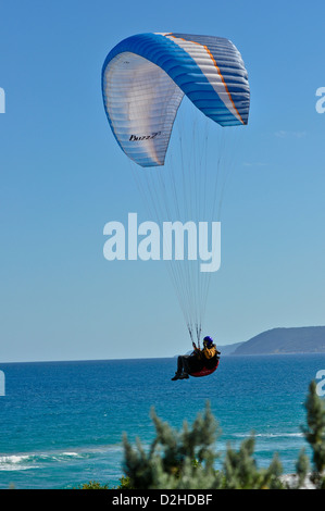 Mann, parasailing über einen Strand auf der Great Ocean Road in der Nähe von Lorne in Victoria Australien Stockfoto