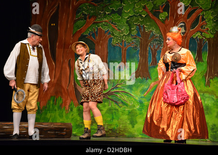 Dame, Bruno & Dorf Idioten in "Hansel & Gretel" Amateur Pantomime Produktion, Hounslow, Greater London, England, Vereinigtes Königreich Stockfoto