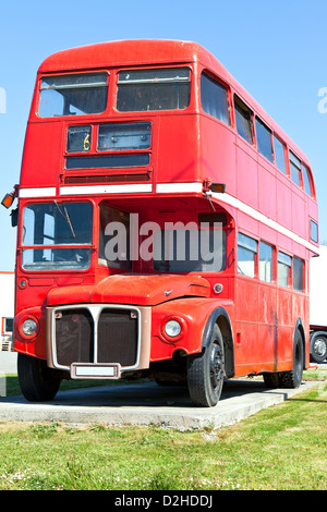 Alten ungenutzten Red London Doppeldeckerbus steht auf einem Parkplatz Stockfoto