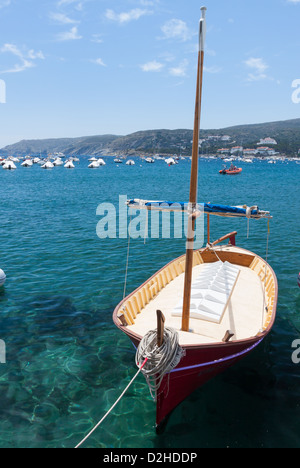 verankerte Segelboote im Meer, Katalonien, Spanien Stockfoto