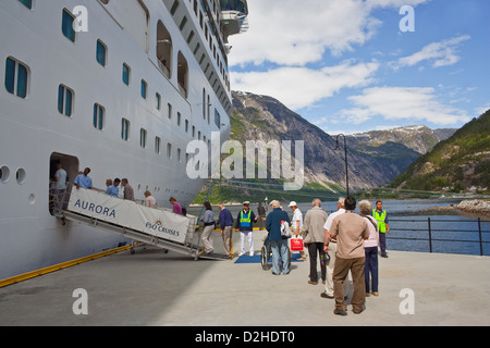 Passagiere der Rückgabe des P&O Kreuzfahrtschiff Aurora Board nach einem Tag an Land in Eidfjord, Norwegen Stockfoto