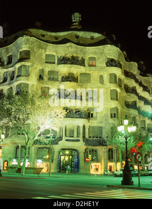 Casa Milà (La Pedrera) in der Nacht, Passeig de Gràcia, Stadtteil Eixample, Barcelona, Provinz Barcelona, Katalonien, Spanien Stockfoto