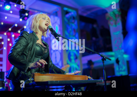 Cindi Lauper führt bei zum zweiten Mal am Out für Gleichheit Ball einmal im Jahr 2009 und wieder im Jahr 2013. Stockfoto