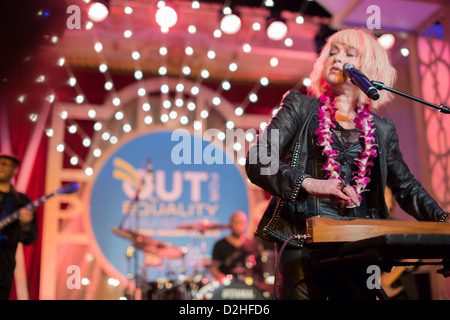 Cindi Lauper führt bei zum zweiten Mal am Out für Gleichheit Ball einmal im Jahr 2009 und wieder im Jahr 2013. Stockfoto