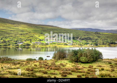 Ein Blick auf Lough Bofin, aus der Stille Mann Brücke in County Galway, Irland. Stockfoto