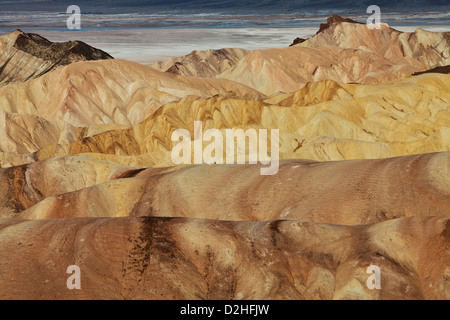 Blick über Badlands im Amargosa-Bereich von Zabriskie Point in Death Valley Nationalpark, Kalifornien. Stockfoto