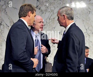 23. Januar 2013 - Washington, District Of Columbia, USA - Vereinigte Staaten Senatoren Jeff Flake (Republikanische von Arizona), links, John McCain (Republikaner von Arizona), Center und Ron Johnson (Republikanische of Wisconsin), Recht, einige Gedanken zu teilen, wie sie erwarten die Ankunft von US-Außenministerin Hillary Rodham Clinton bezeugten vor dem U.S. Senate Committee on Foreign Relations auf '' Bengasi: die Angriffe und die Lessons Learned'' in Washington , DC auf Mittwoch, 23. Januar 2013.     Einschränkung: Keine New York oder New Jersey Zeitungen oder Zeitungen im Umkreis 75 Meilen von New York City) (C Stockfoto