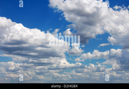 Blauer Himmel mit vielen weißen Cumuluswolken. Stockfoto