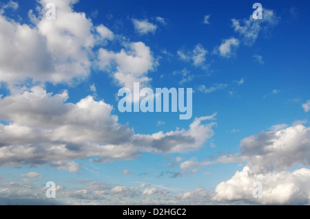 Blauer Himmel mit einigen weißen Cumuluswolken. Stockfoto