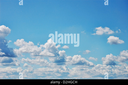 Blauer Himmel mit flauschige weiße Wolken. Breitformat. Fotografische Bild. Stockfoto