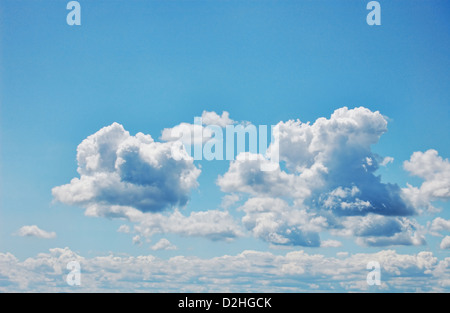 Blauer Himmel mit flauschige weiße Wolken. Breitformat. Fotografische Bild. Stockfoto