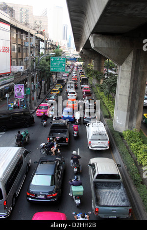 Stadtteil Sukhumvit, Bangkok, Thailand. Verkehr, warten auf Licht zu ändern. PKW, Transporter, Motorräder und Roller. Stockfoto