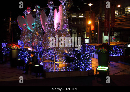 Stadtteil Sukhumvit, Bangkok, Thailand. Weihnachtsschmuck außerhalb einer Shopping Mall. Stockfoto