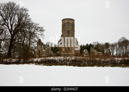 Wimpole Torheit Gothic-Ära Ruinen im Schnee gotischen Turm Stockfoto