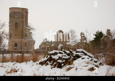 Wimpole Torheit Gothic-Ära Ruinen im Schnee gotischen Turm Stockfoto