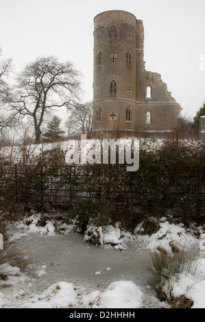 Wimpole Torheit Gothic-Ära Ruinen im Schnee gotischen Turm Stockfoto