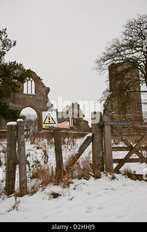 Wimpole Torheit Gothic-Ära Ruinen im Schnee gotischen Turm Stockfoto