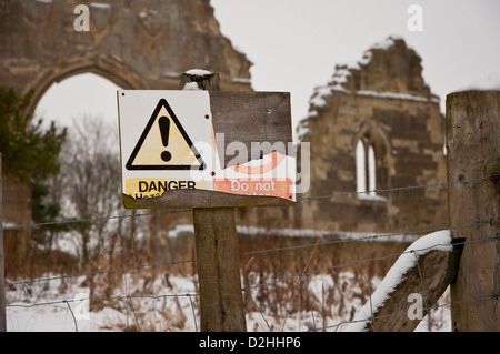 Wimpole Torheit Gothic-Ära Ruinen im Schnee gotischen Turm Stockfoto