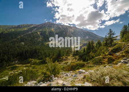 Berglandschaft im Frühherbst Stockfoto