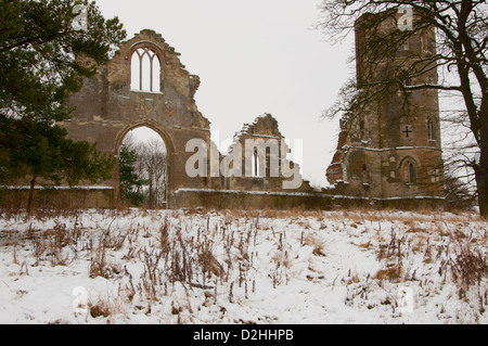 Wimpole Torheit Gothic-Ära Ruinen im Schnee gotischen Turm Stockfoto