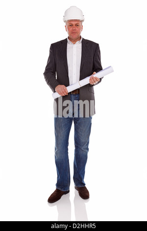 Architekt oder Gutachter tragen eine Jacke und Jeans halten Baupläne und Schutzhelm Helm, isoliert auf einem weißen Hintergrund. Stockfoto
