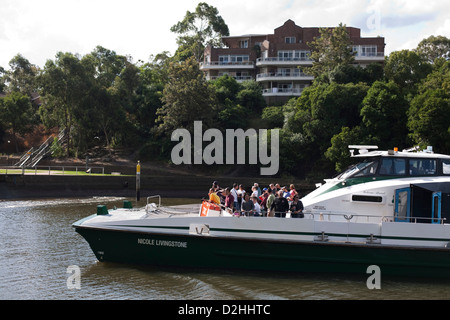 Passagiere an Deck als Sydney Fast Ferry Rivercat kommt an der P.j River Ferry Terminal Sydney Australia Stockfoto