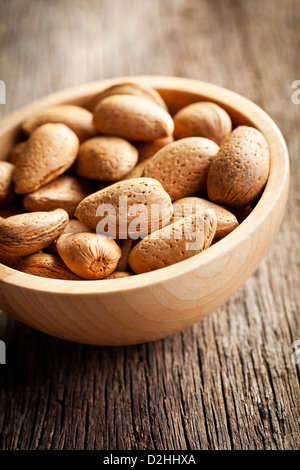 die Mandeln in Holzschale Stockfoto